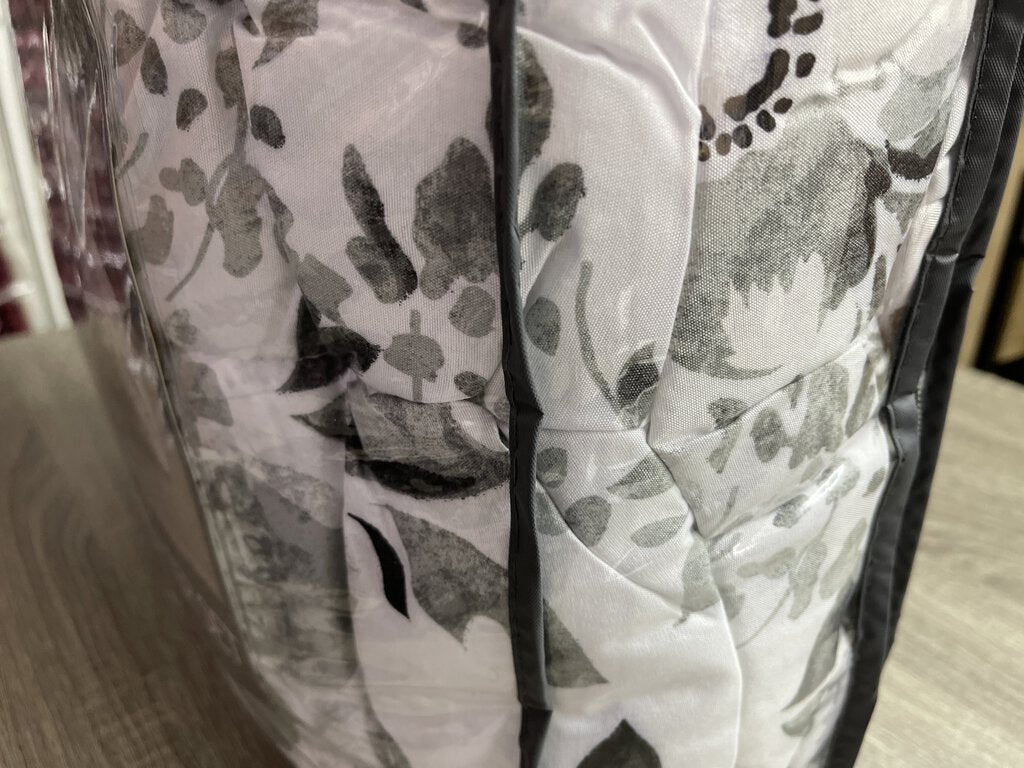 74877 - Twin/Twin XL NEW Comforter Set