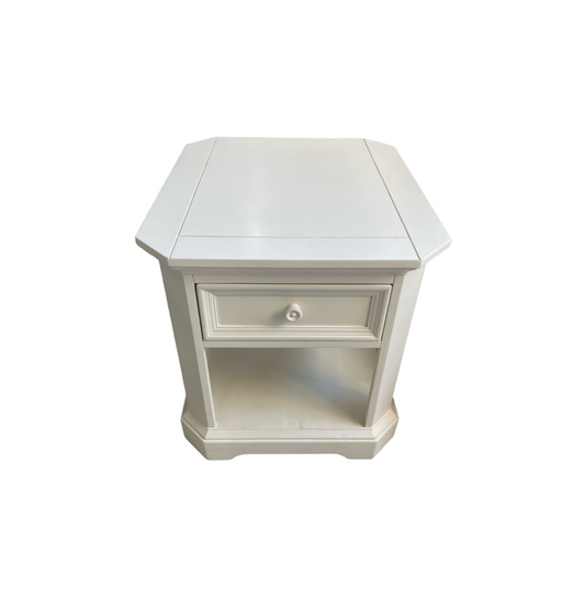 81399 (8490-08) Broyhill End Side Table 24x28x26