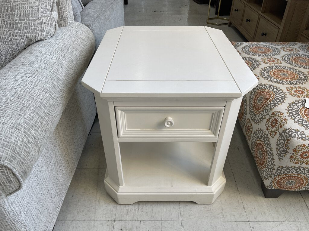 81399 (8490-08) Broyhill End Side Table 24x28x26