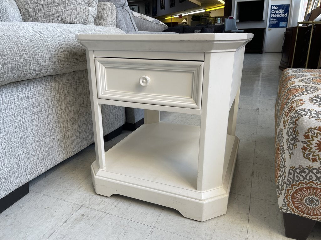 81399 (8490-08) Broyhill End Side Table 24x28x26