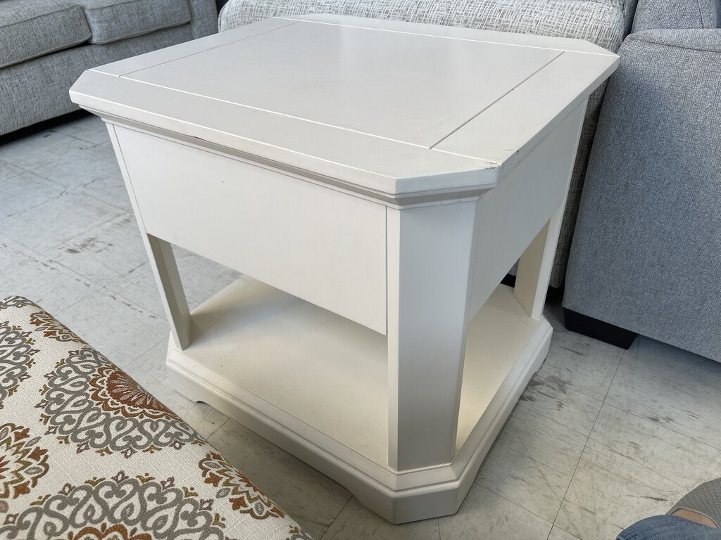 81399 (8490-08) Broyhill End Side Table 24x28x26