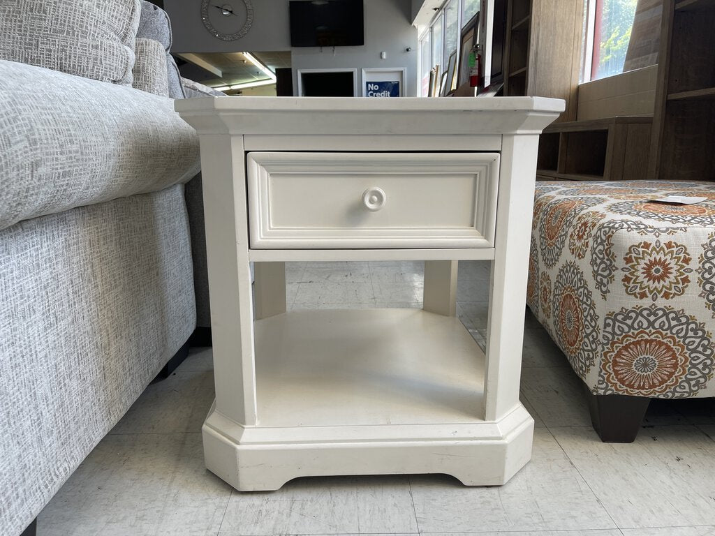 81399 (8490-08) Broyhill End Side Table 24x28x26