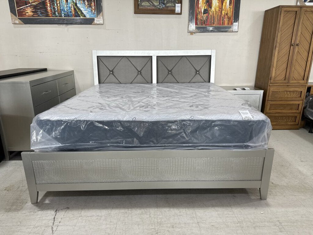 Romeo NEW Queen Size Bed Frame 64x83x51 (124531-33)