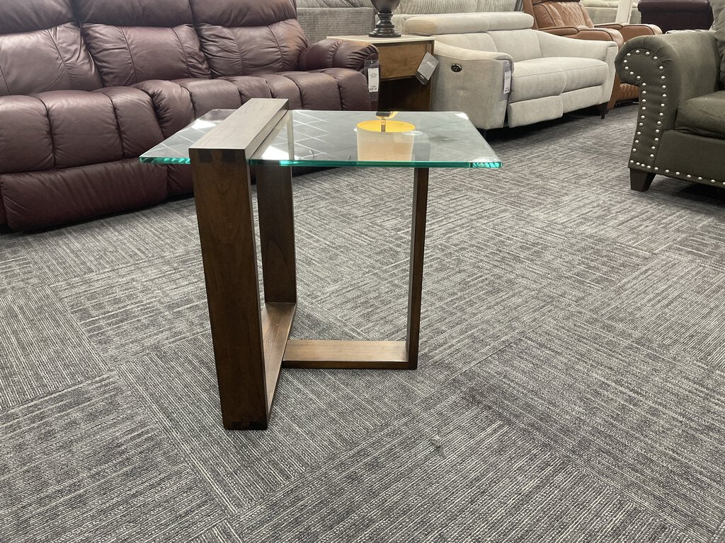 76593 - Magnussen Home Bristow End Table 22x25x25