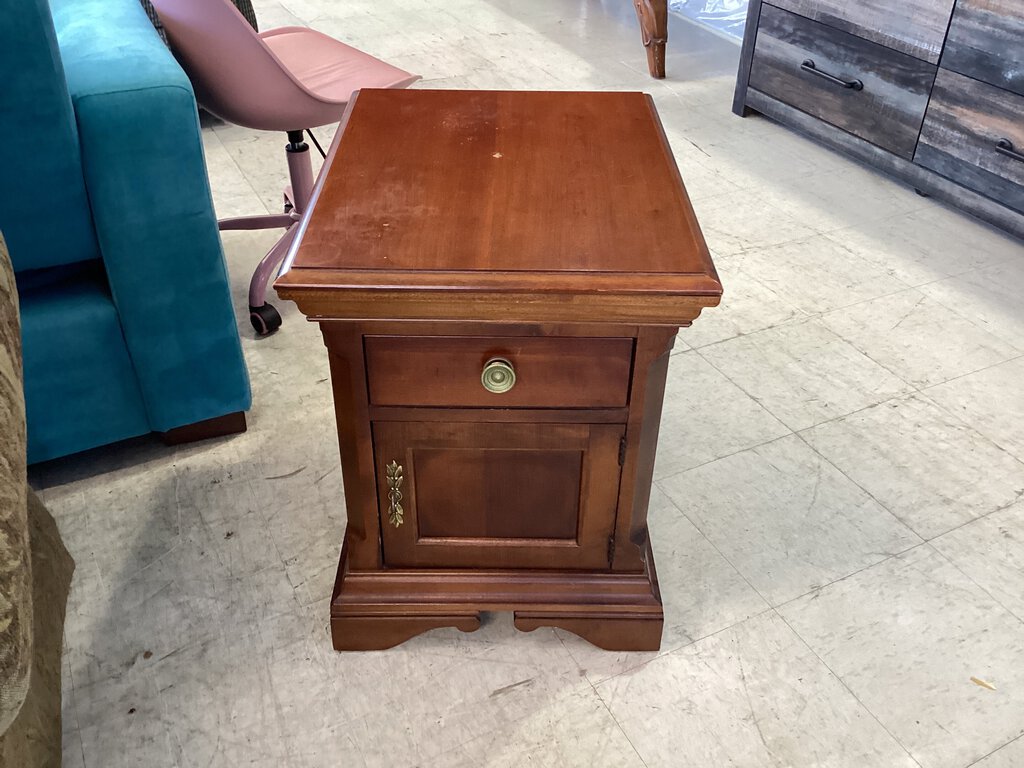 81623 - Broyhill End Table 18x23x23