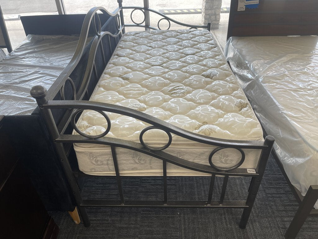 76752 (8086-14) Metal Framed Daybed w/Twin Matrress 78x40x38