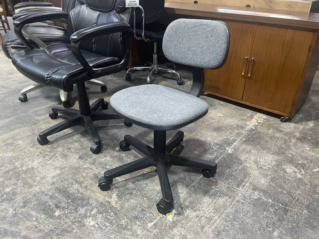 81814 - Gray Office Task Chair 17x20x34