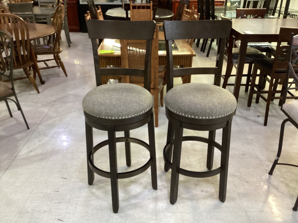 81802 (8502-1) Pair Ashley Swivel Barstools 18x18x42