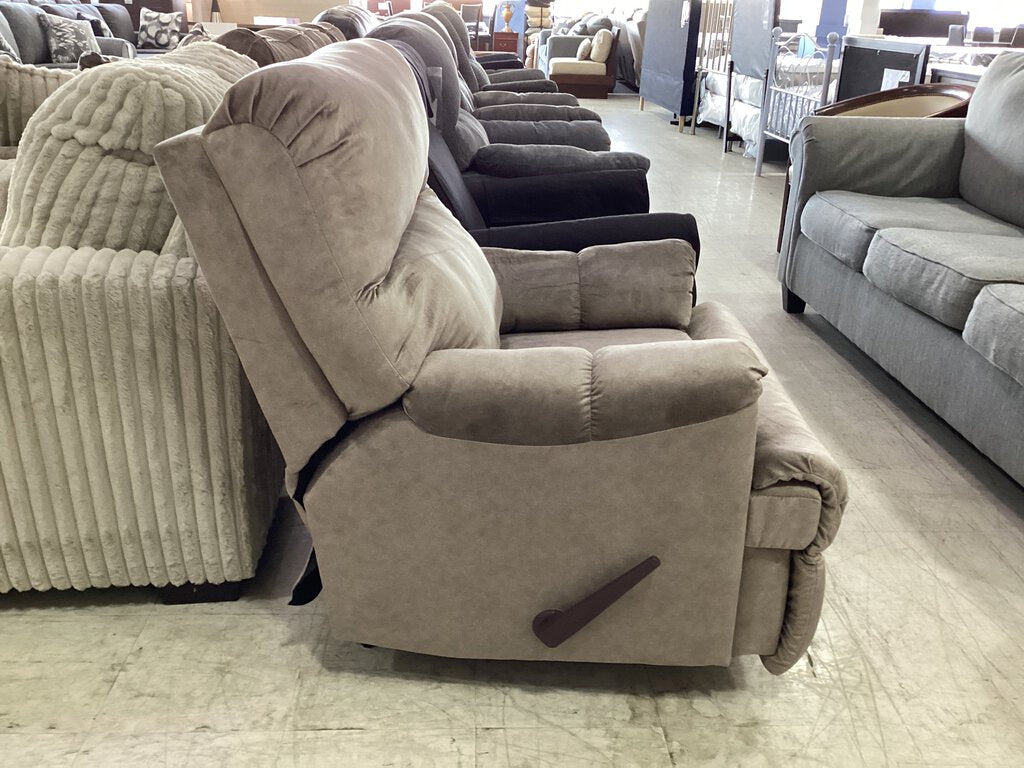 Chat Beige NEW Recliner 33x34x39 (2155-CHANG)