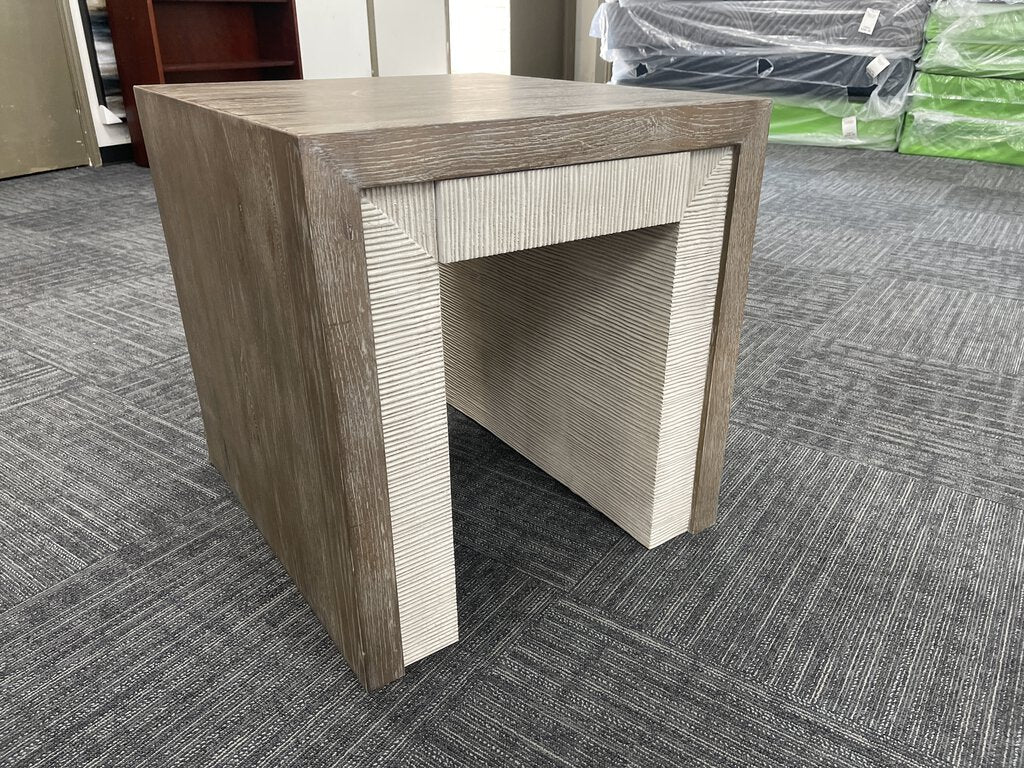 76815 - Hooker Skipper End Table 24x26x25