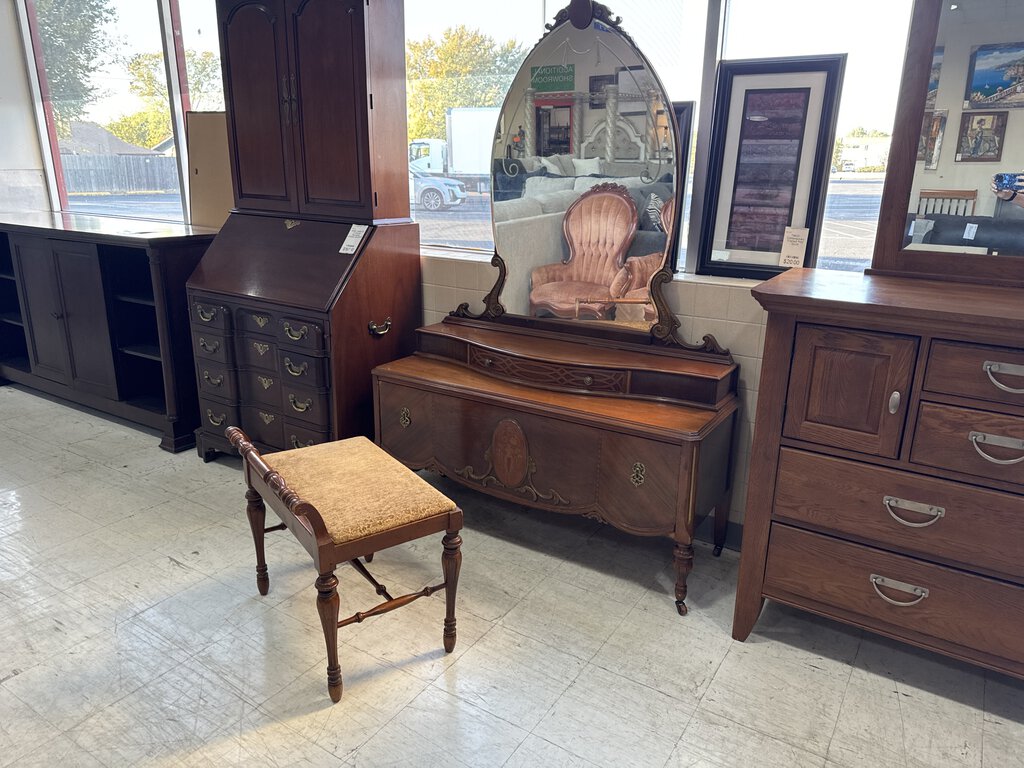 82010 - Vintage Vanity w/Stool 50x18x73