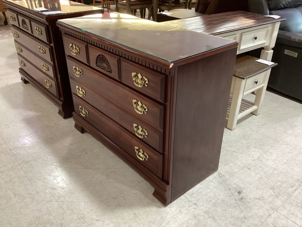 82000 - Cherry 3 Drawer Chest 40x18x32