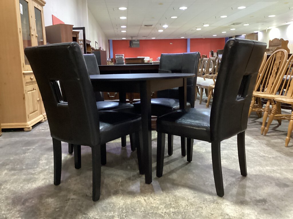 82039 - Black Round 5pc Dining Set 42x30