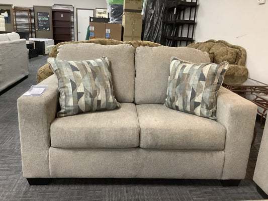 76897 - Ashley Deltona Loveseat 58x38x37