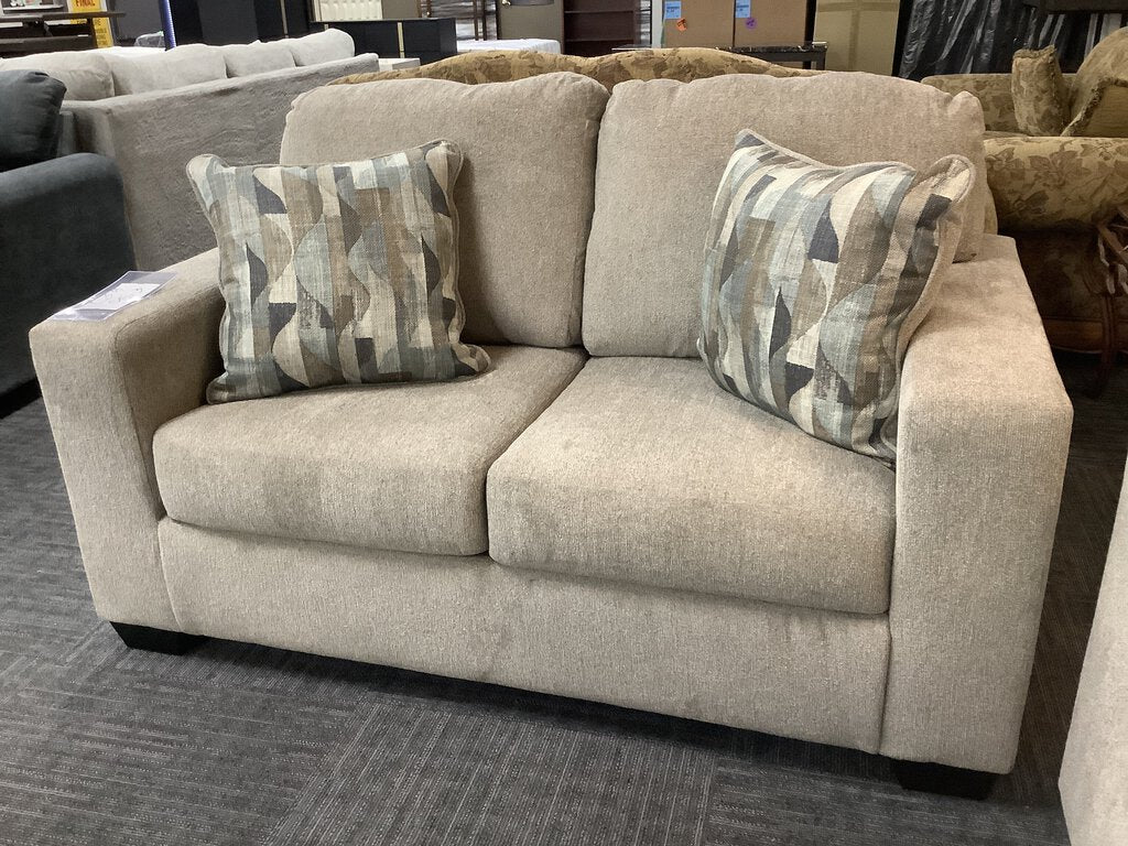 76897 - Ashley Deltona Loveseat 58x38x37