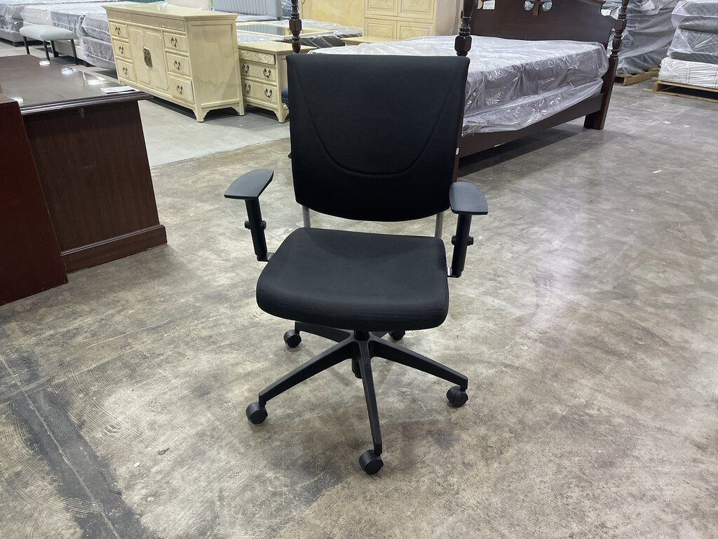 82096 - Black Swivel Office Chair 25x21x37