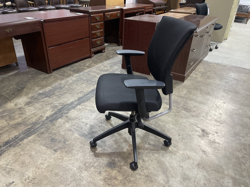 82096 - Black Swivel Office Chair 25x21x37