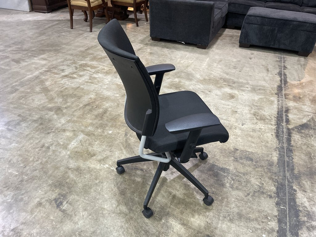 82096 - Black Swivel Office Chair 25x21x37