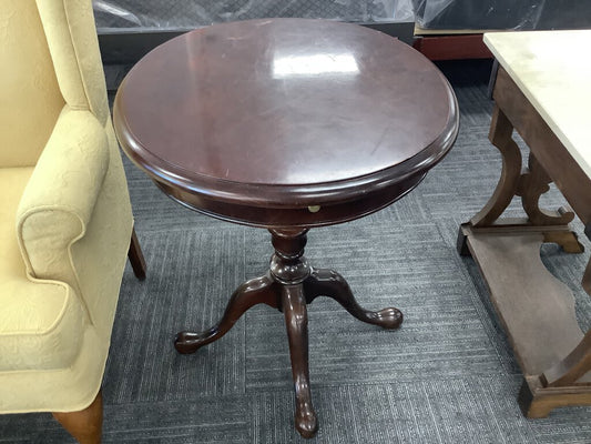 82246 - Mahogany Georgian Accent Table 28x23x27