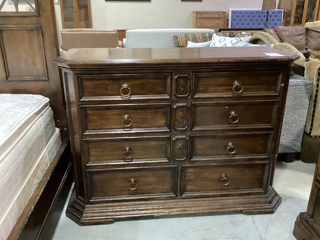 82244 - 8 Drawer Thomasville Dresser 55x21x40