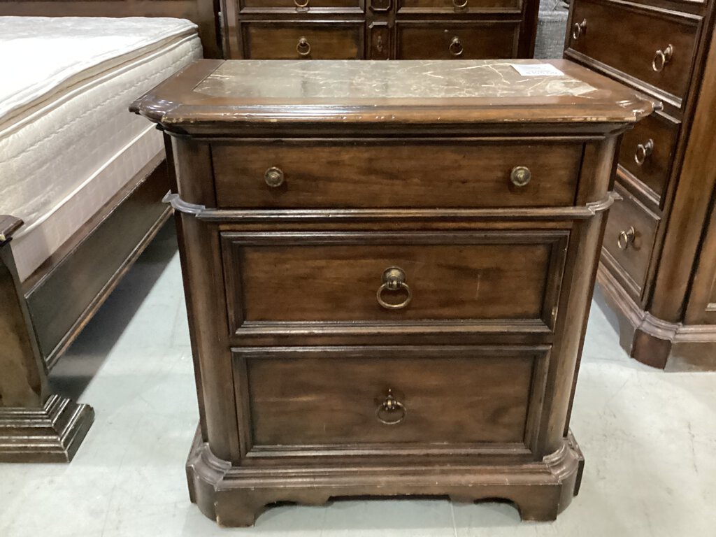 82252 - Thomasville 3 Drawer Nightstand 32x19x32