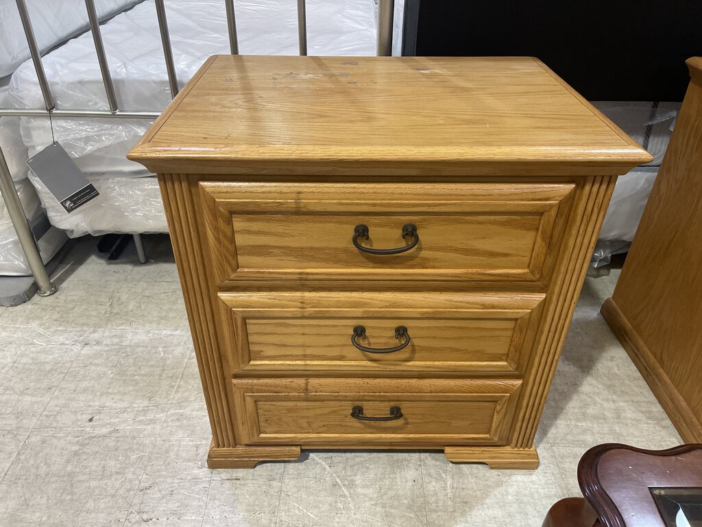 82261 (8506-4) Oak 3 Drawer Nightstand 29x21x29