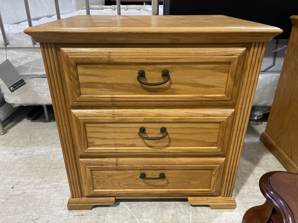 82261 (8506-4) Oak 3 Drawer Nightstand 29x21x29