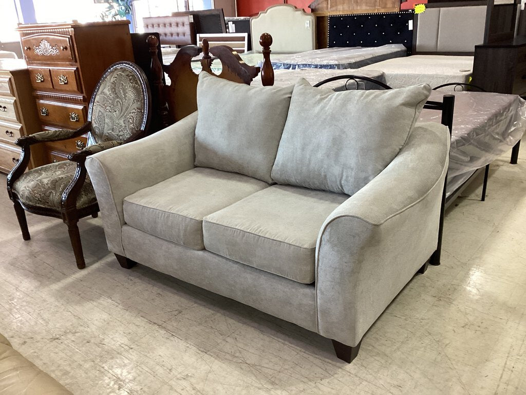 82271 - Gray Loveseat 61x36x30