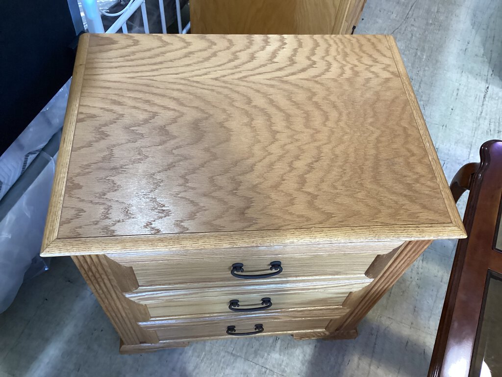 82262 (8506-5) Oak 3 Drawer Nightstand 29x21x29