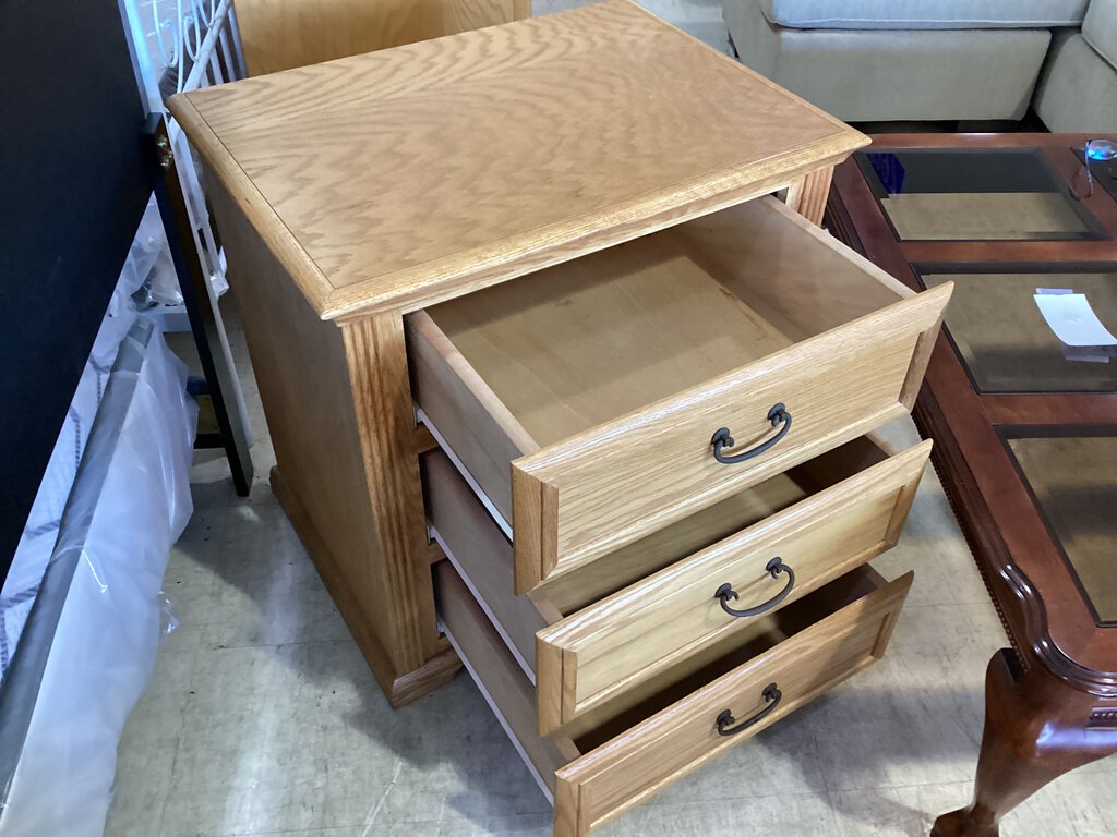 82262 (8506-5) Oak 3 Drawer Nightstand 29x21x29