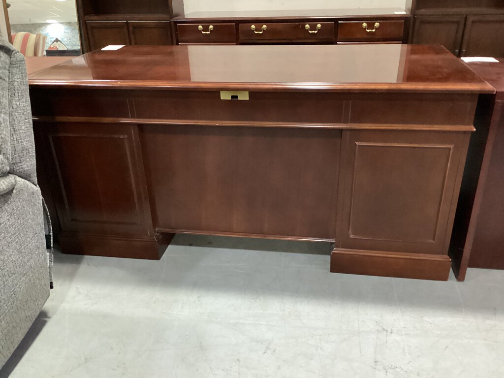 82310 - Hooker Executive Desk 66x32x30