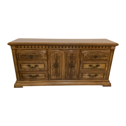 82364 - Broyhill 9 Drawer Dresser 72x19x33