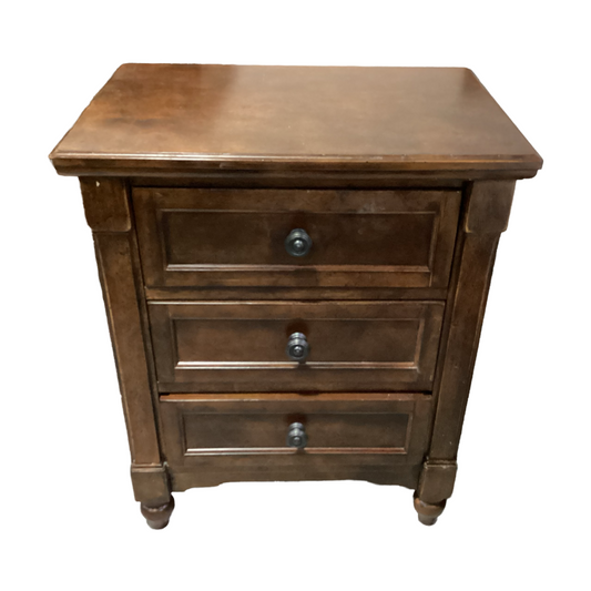 82413 - Legacy Collection Wendy Bellissimo 3 Drawer Nightstand 23x16x28