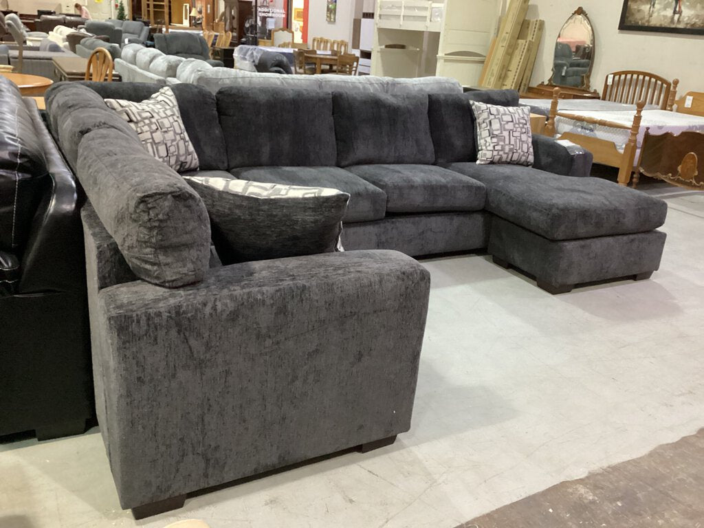 Greenland Charcoal NEW 2pc Sectional w/Chaise 135x100/64x39 (10610/30-2240)