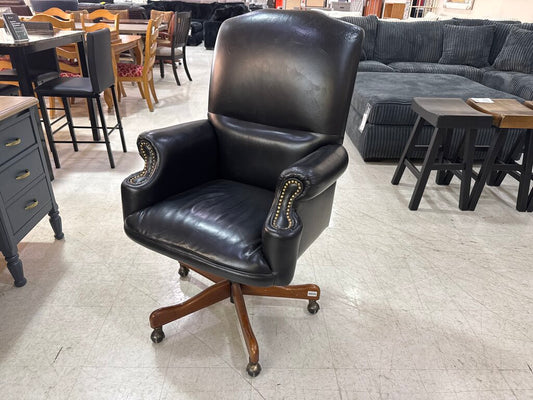 83390 - Hooker Executive Desk Chair 29x24x45
