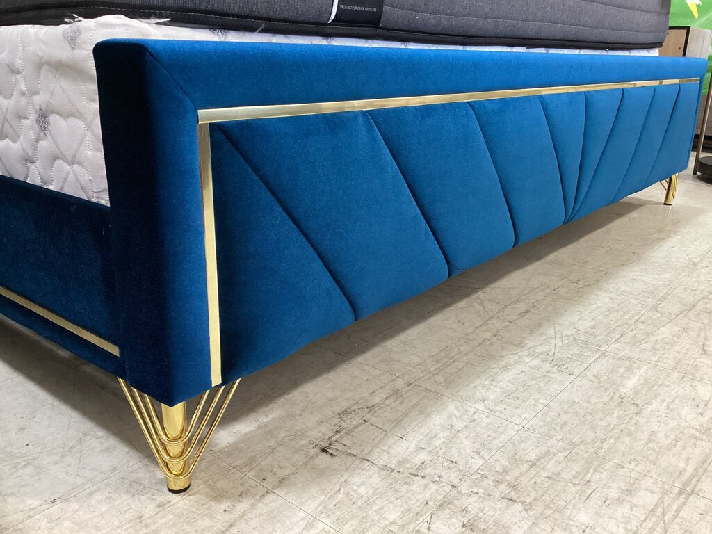 Gatsby NEW King Bed Frame 78x88x55 (147840)