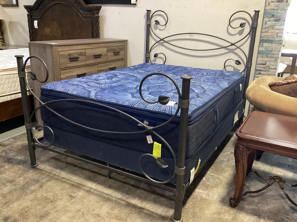 83974 - Amish Iron Queen Size Bed Frame 63x96x60