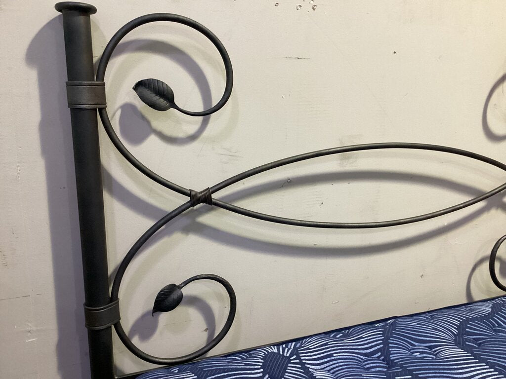 83974 - Amish Iron Queen Size Bed Frame 63x96x60