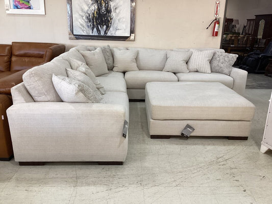 80588 - Ashley Lyndeboro 5pc Sectional w/Ottoman 125x125x30; Otto 51x51x20