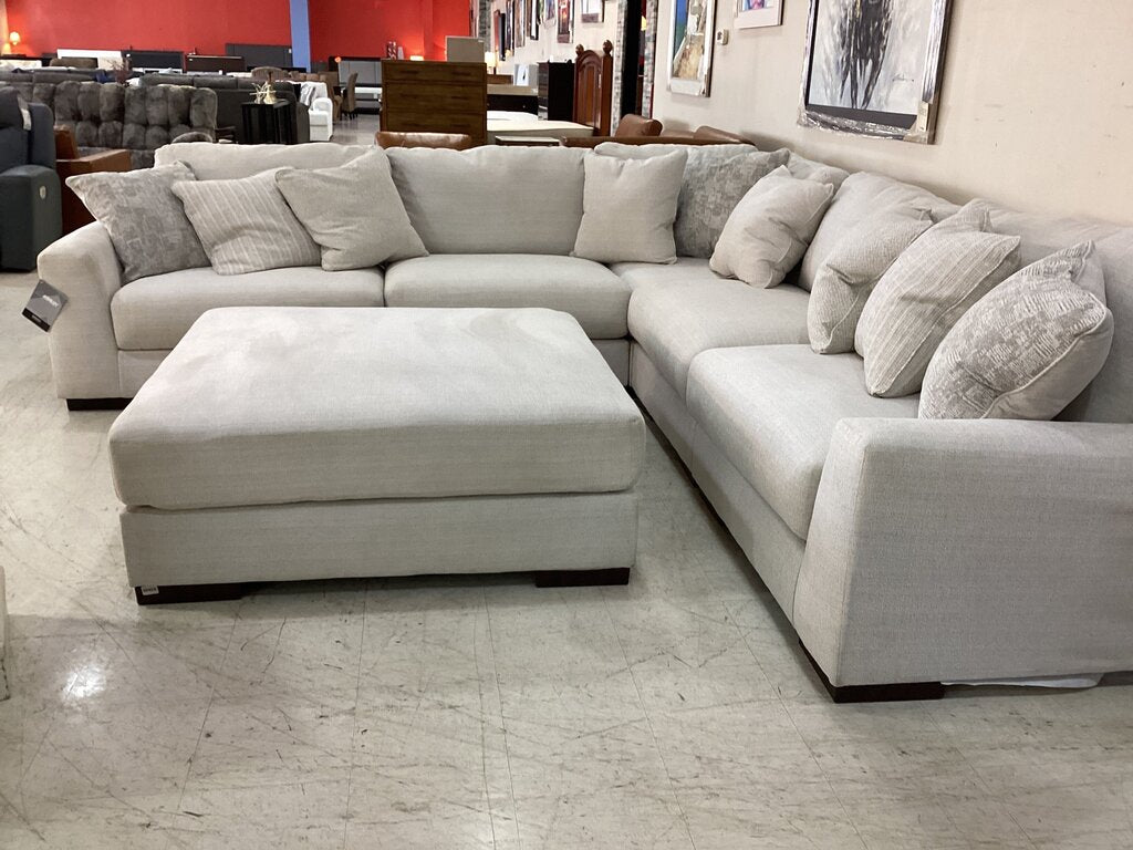 80588 - Ashley Lyndeboro 5pc Sectional w/Ottoman 125x125x30; Otto 51x51x20