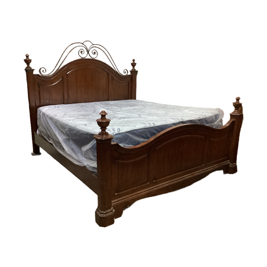 80612 Liberty Furniture King Size Wood/Iron Bedframe 81x80x63