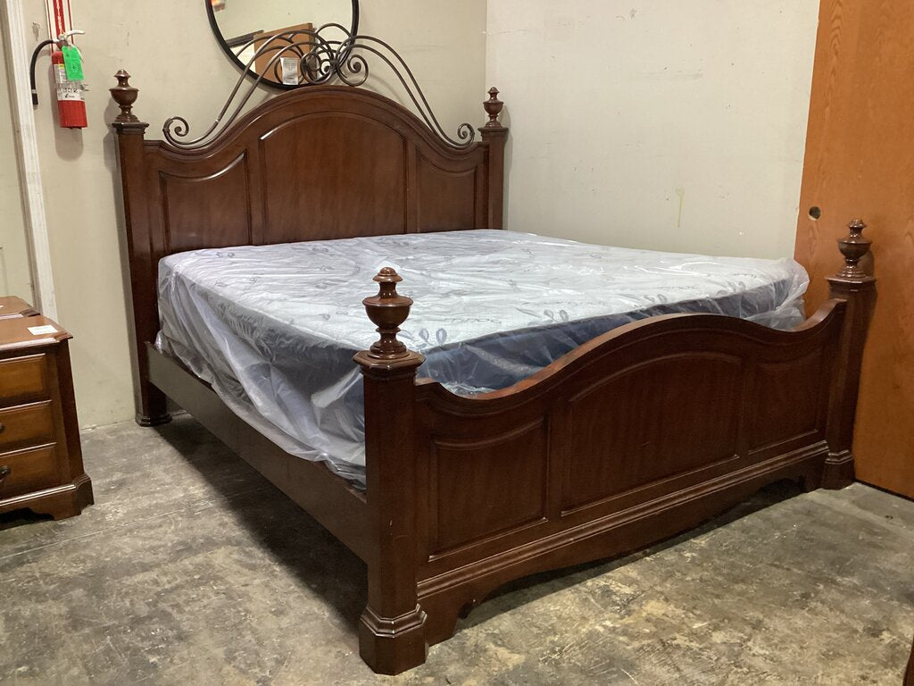 80612 Liberty Furniture King Size Wood/Iron Bedframe 81x80x63