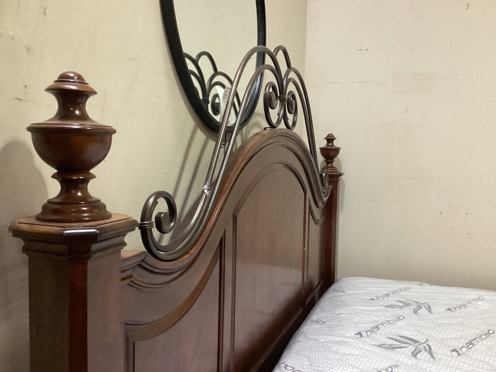 80612 Liberty Furniture King Size Wood/Iron Bedframe 81x80x63