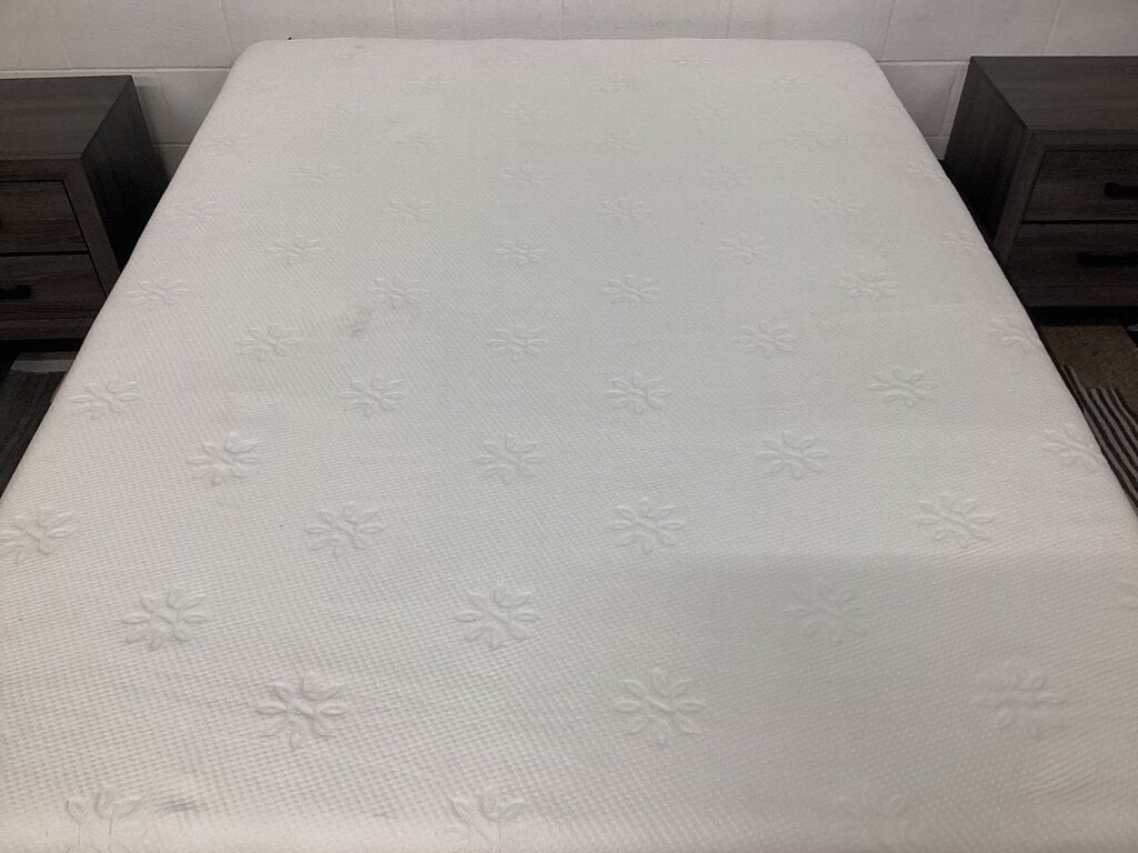 80675 - Green/White Queen Foam Mattress