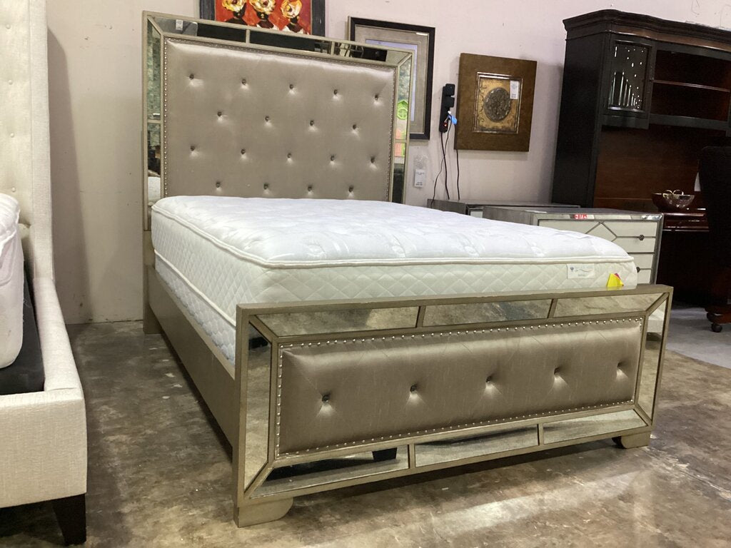 80812 - Pulaski Farrah Queen Bedframe 64x88x68