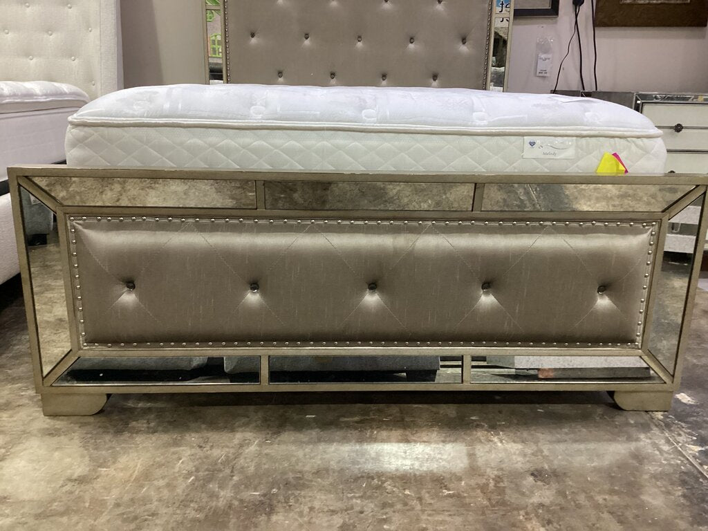 80812 - Pulaski Farrah Queen Bedframe 64x88x68