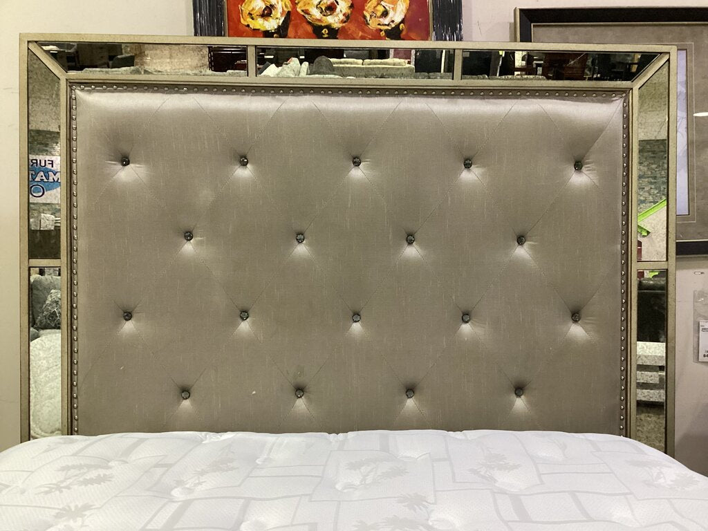 80812 - Pulaski Farrah Queen Bedframe 64x88x68