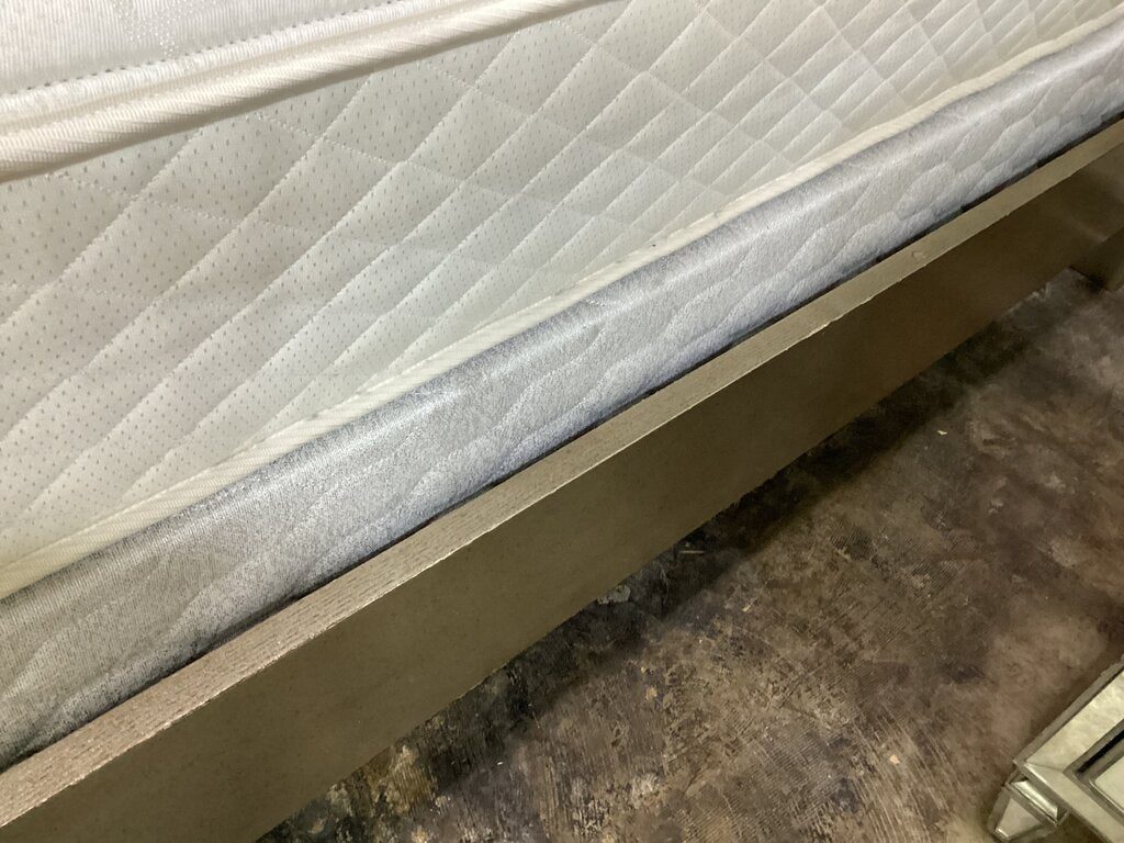 80812 - Pulaski Farrah Queen Bedframe 64x88x68