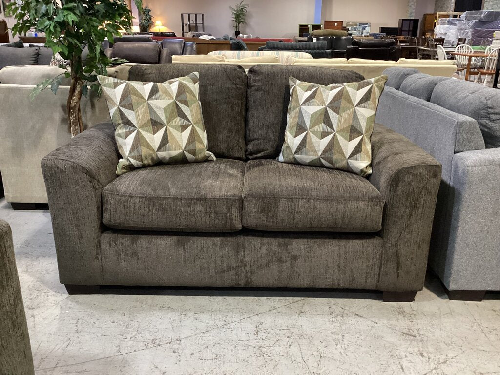 Nutmeg NEW Loveseat 65x40x40 (M11710)