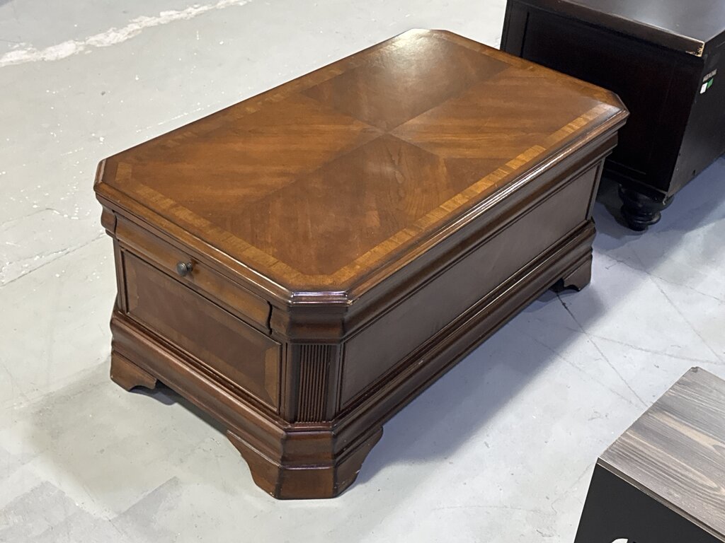 80849 - Ashley Hamlyn Lift Top Cocktail Table 45x20x25
